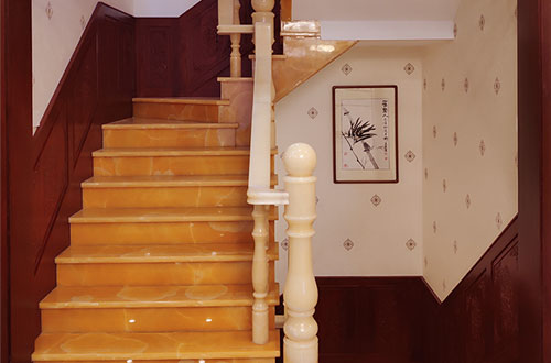 灵山中式别墅室内汉白玉石楼梯的定制安装装饰效果